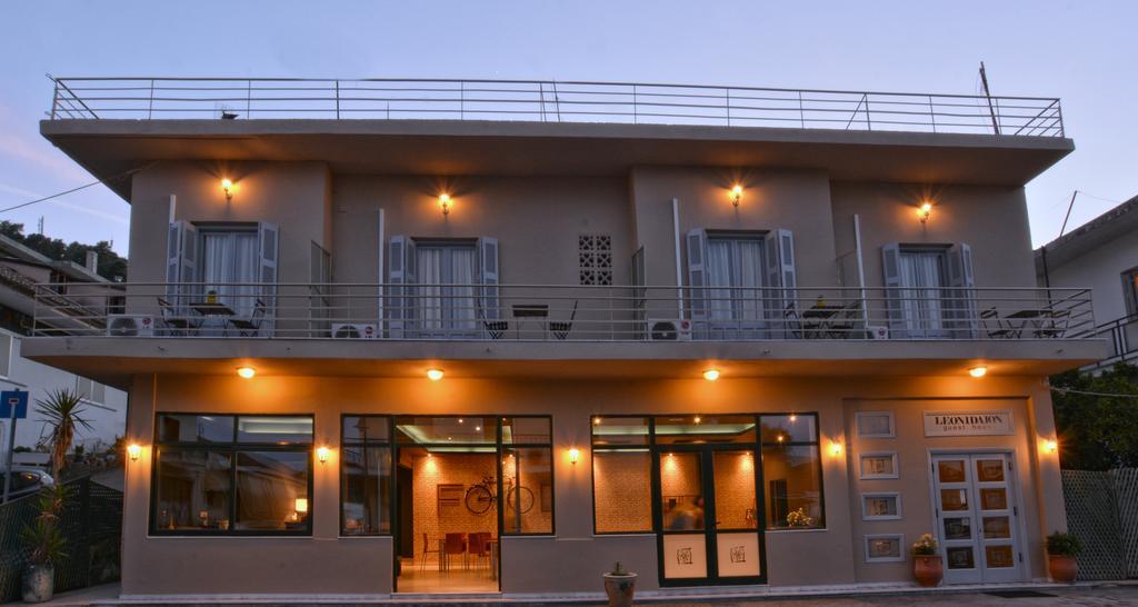 Leonidaion Guesthouse Ancient Olympia Bagian luar foto The hotel at night