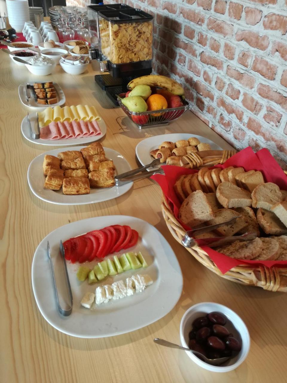 Leonidaion Guesthouse Ancient Olympia Bagian luar foto A typical Bulgarian breakfast